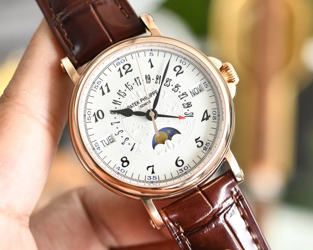 【Top Replica】💰5300! Patek Philippe's classic super complex multi-function 5159 perpetual calendar series watch is elegant! 1⃣️[Wonderful details and advantages] The size of this watch is 38mm. The reasonable size and lug design make it suitable for the public to wear. Whether you have a big wrist or a small wrist, there is no pressure to wear it. Half of it is exposed outside the cuffs when you move. For successful people and business wear, this watch will definitely give you face and confidence. Heart, the feeling of getting started is the comfortable wearing feeling and the weight of a small gold watch. You can all realize that owning it is the real winner in life. This watch is worth [applause][strong][strong][strong][666] 1. Case polishing: In order to pursue the effect of genuine warm and jade-like, PPF watchmakers polish it carefully and work slowly to produce fine work. 2. The connection mechanism between the stamped cover and the shell has a crisp feel that is comparable to the genuine product, and the stamped back cover improves the waterproof performance. 3. The scales and hands are treated with the latest precious metal plating process, and the effect is even better. 4. "Pot lid type" slightly convex sapphire watch mirror, the shape is consistent with the original product, the effect is transparent, and the time can be clearly distinguished. 5. The precious metal stamp is three-dimensional and standard, clear and vivid! 2⃣️【Leading the era of all-in-one computers】Using a customized version of Cal.324 all-in-one computer - thinner, more stable, and more like. The most important thing is that the degree of simulation has skyrocketed. 3⃣️【Strap】Classic Italian calfskin strap with clear texture and good texture. Paired with the top Patek Philippe lantern clasp on the market, it is universal and original without any pressure. Let it have more design elements of formal Patek Philippe [strong][666][666][666]! PPF. Factory is elegant and enduring, timeless classic, low-key and perfect, a gentleman in the watch! Welcome for your tasting! Each watch is delivered with a dedicated adjustment needle, in order to make the majority of watch lovers trust that this high-end product is worth owning🔥